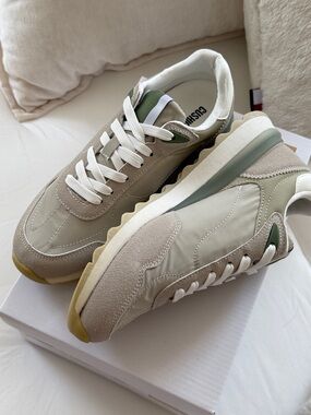 BRAND NEW Cushionaire Kicks Runner Sneakers in shade khaki size 7